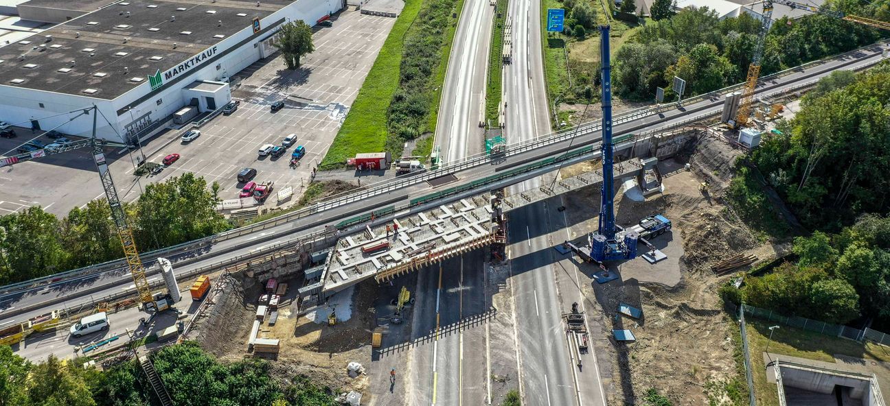 Bereits am Samstagvormittag war die erste Hälfte des nördlichen Brückenteils eingehoben. Bilder: Dettenmeyer