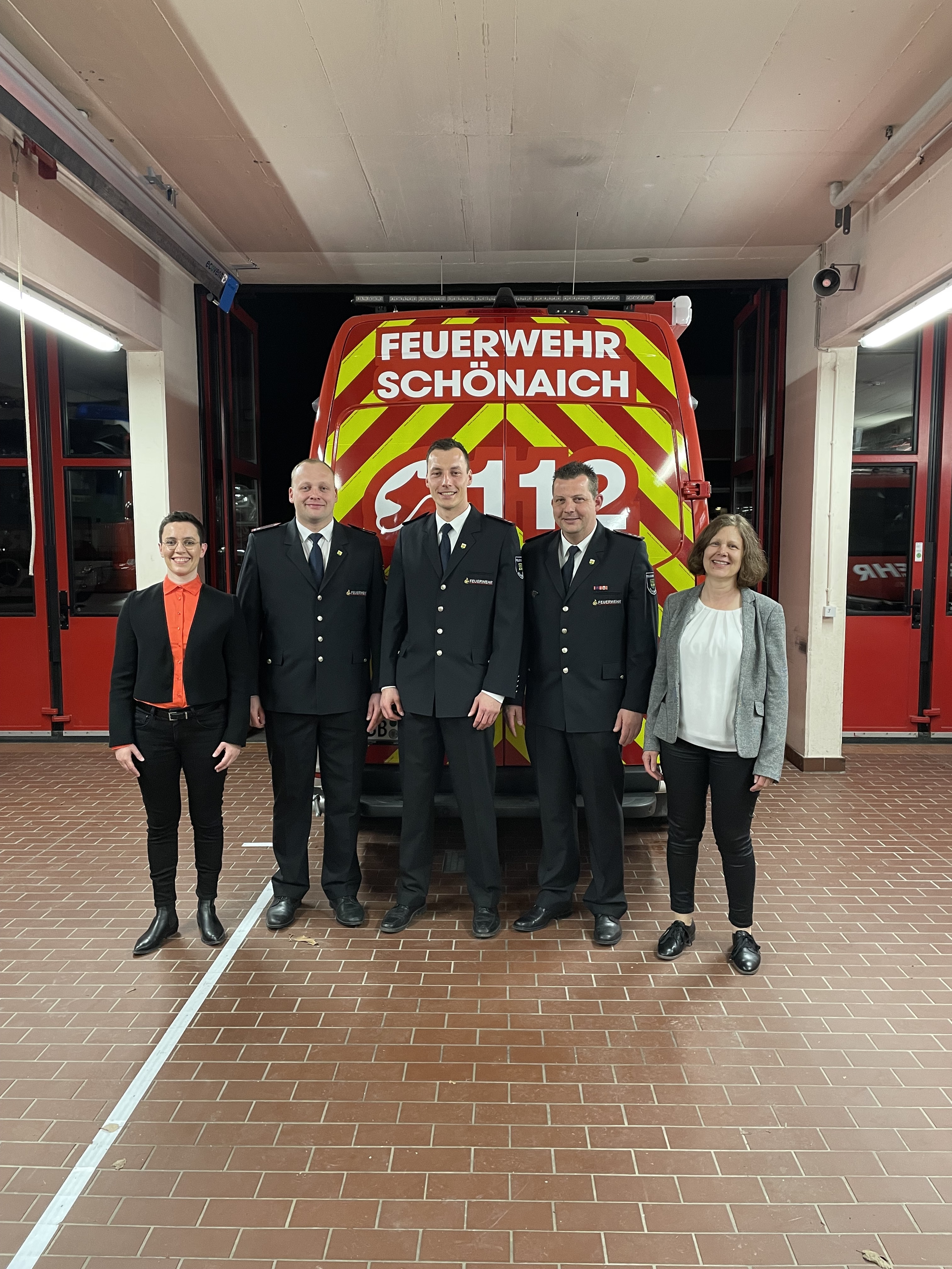 .Bürgermeisterin Anna Walther und die Führung der Feuerwehr  Tobias Kiel, Fabian Kiel, Tobias Amberg, Bianca Gruber (von links).	Bild: z