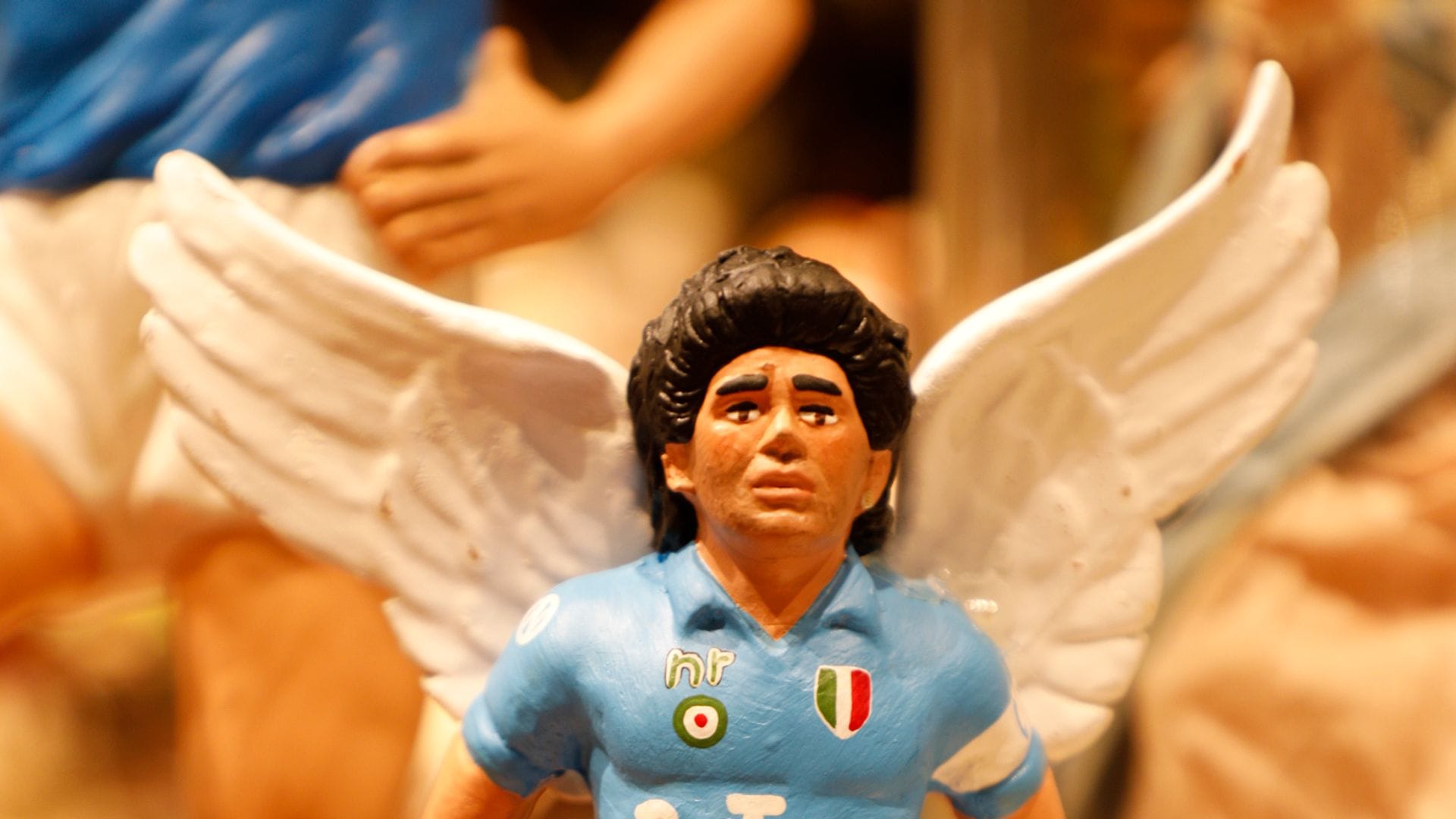 Fußball-Legende Maradona gab es in Neapel auch als Krippenfigur mit Engelsflügeln. (Archivbild)