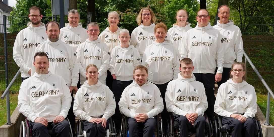 Bundestrainer Volker Ziegler (letzte Reihe rechts) und sein Tischtennisteam für die Paralympics in Paris. Bild:  Holzapfel