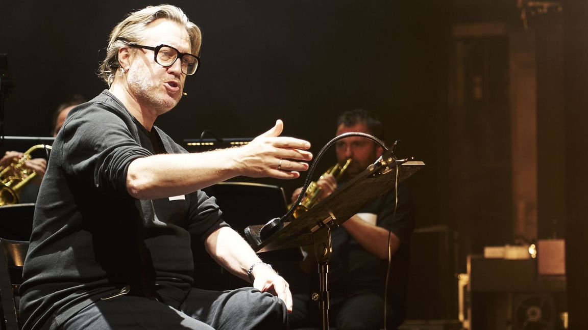 Nicholas Ofczarek und die Musicbanda Franui interpretieren in Stuttgart Thomas Bernhards „Holzfällen“.