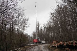 Der Interimsmast befindet sich an der B464,  gegenüber des künftigen Standorts des neuen Funkmasts.