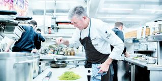 Über den Ehninger Franz Feckl schreibt der Guide Michelin unter anderem: „Beispielhafte Gastgeber, ausgezeichnetes Handwerk, viel Gefühl.“Bild: Nüßle
