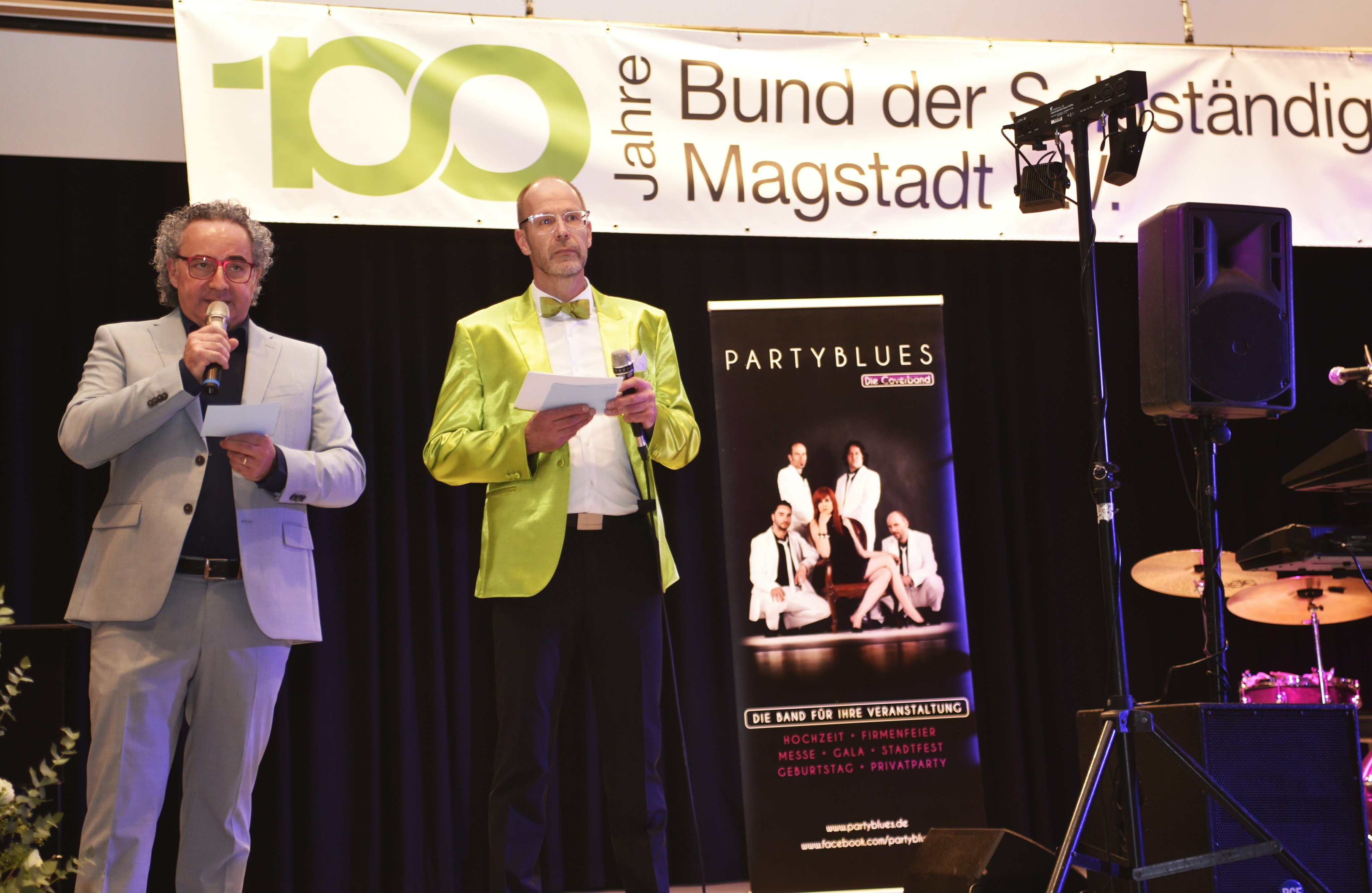 Die beiden Vorsitzenden des BdS Magstadt, Francesco "Franco" Annunziata (links) und Hans-Jürgen Böttcher, präsentierten beim Jubiläumsabend den Verein mit dem Blick in die Vergangenheit und im Spiegel der Gegenwart.