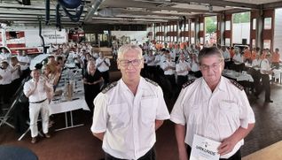 Verabschiedung mit jeder Menge Dank und Beifall bei der Hauptversammlung der Böblinger Feuerwehr für die langjährigen Abteilungskommandanten Thomas Frech (links) und Roland Pfau, der zudem zum Ehrenkommandanten ernannt wurde. Bild: Hamann
