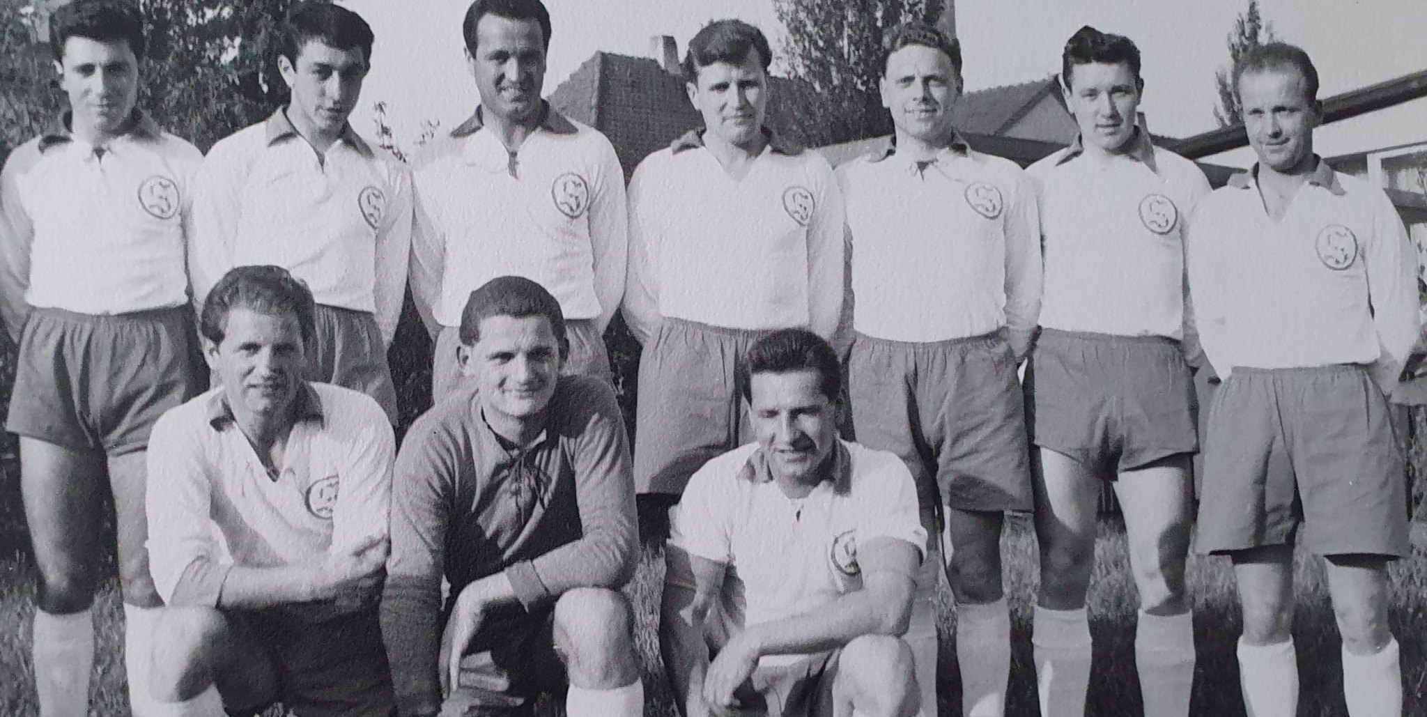 Der VfL Sindelfingen in der Saison 1962/63. Links steht noch Horst Josenhans, aufs Bild des Fotografen hat er nicht mehr gepasst. Daneben hinten von links Michael Wurst, Gerhard Mayer, Klaus Welz, Ernst Dinkelacker, Manfred Jehle, Werner Hopp und Heinz Nörrlinger. Knieend von links: Kampfl aus Niederbayern, Peter Reck und Walter Gerlach.