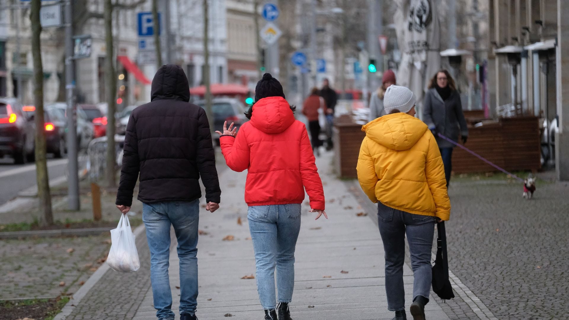 In Deutschland tragen viele seit Jahren in der Winterzeit gerne Pufferjacken - hier in Schwarz, Rot, Gelb. (Foto von 2021)