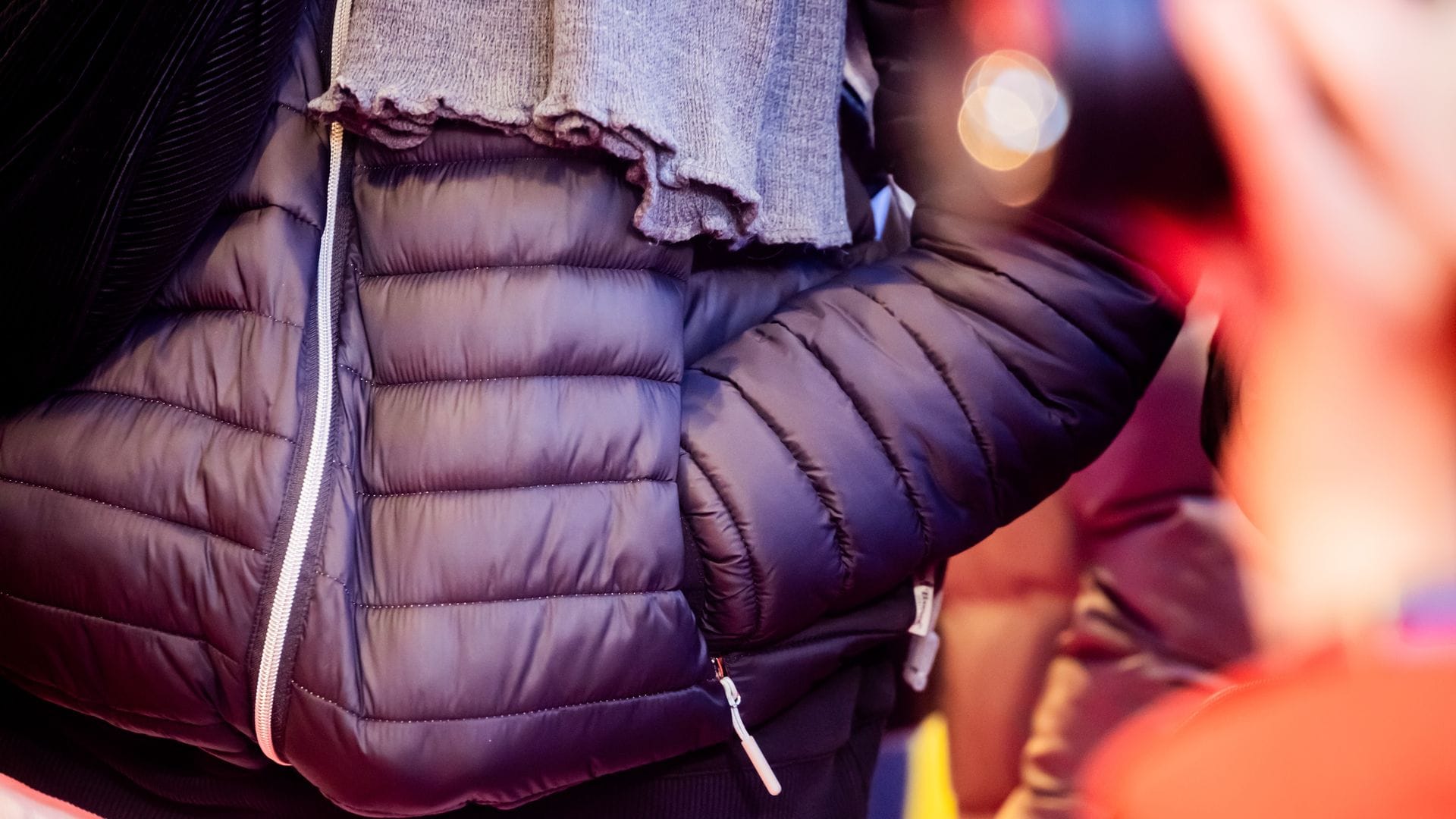 Hauptsache dick und gemütlich: Daunenjacken (mit Enten- oder Gänsedaunen) oder eben Puffer Jackets (meist mit synthetischen Isolationsmaterialien) sind sehr angesagt.