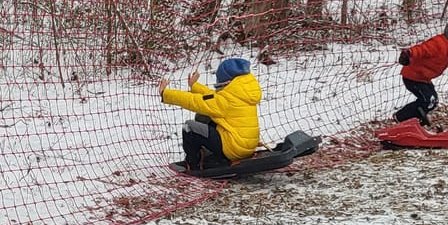 Am Rand des Hangs an der Winterhalde sorgt ein Sicherheitsnetz dafür, dass Schlittenfahrer rechtzeitig abgebremst werden.