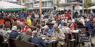 Großes Hallo und geselliges Miteinader beim Jahrgangstreffen am 1. Mai 2023 auf dem Sindelfinger Wettbachplatz.