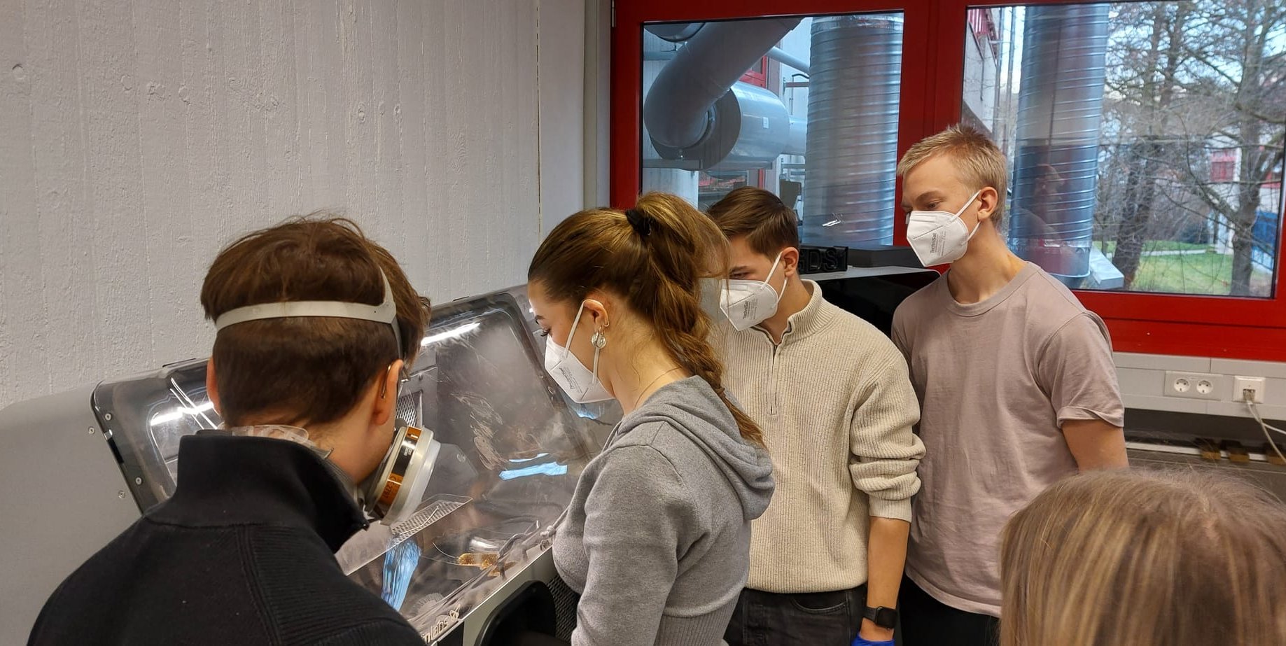 Nachdem die KI eine CAD-Zeichnung erzeugt hat, wurde diese am 3D-Drucker gedruckt und nun unter Anleitung von Lehrer Julian Ruopp vom Staub befreit.