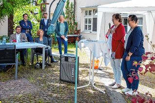 Als Hilfe zum Weiterleben bezeichnet Besucherin Hildegard Colon (zweite von links) , die Einrichtung, während Diakon Markus Frasch, Dr. Corinna Clemens, Simone Schächtele (Diakonieverband Böblingen) (vorn), Fabian Hanke und Jonathan Hanke (hinten) und künftige Leiterin (ab 1. Juli) Sarah Nowotny (ganz rechts).Bild: Nüßle