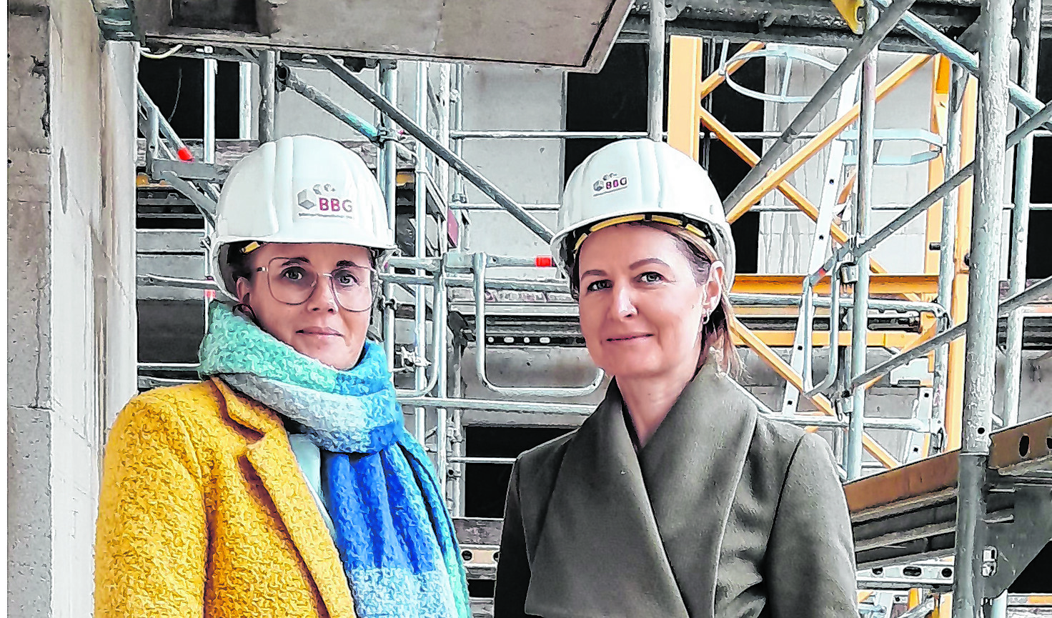 BBG-Pressesprecherin Karin Lebherz (links) und Projektleiterin Elvira Rentschler beim Gang über die Baustelle.