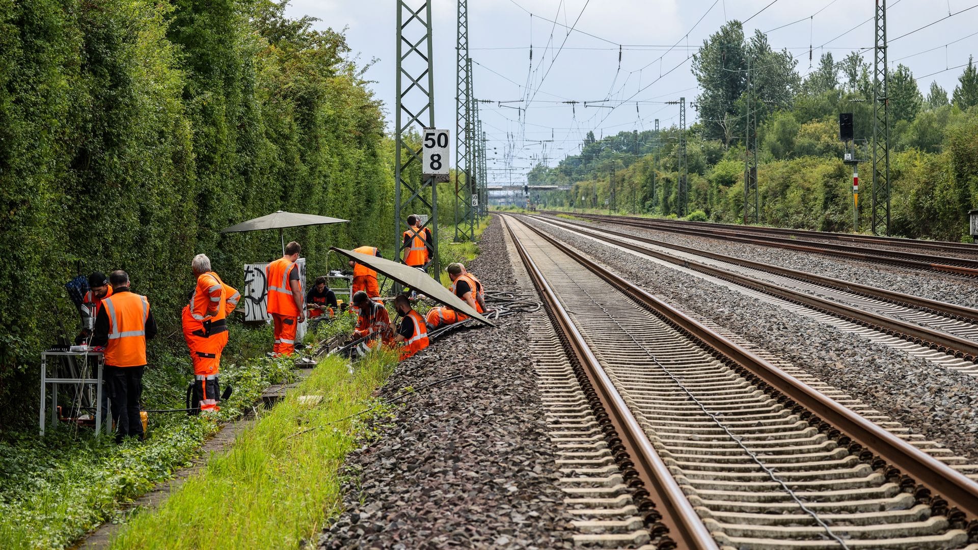 Nach einem Anschlag werden Kabel repariert. (Archivbild)
