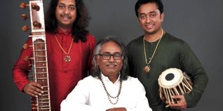 Die drei Musiker, Vater und zwei Söhne, stammen aus einer Musikerfamilie in Varanasi im nordindischen Staat Uttar Pradesh. Bereits in der 14. + 15. Generation wird die Musik innerhalb der Familie weitergegeben.