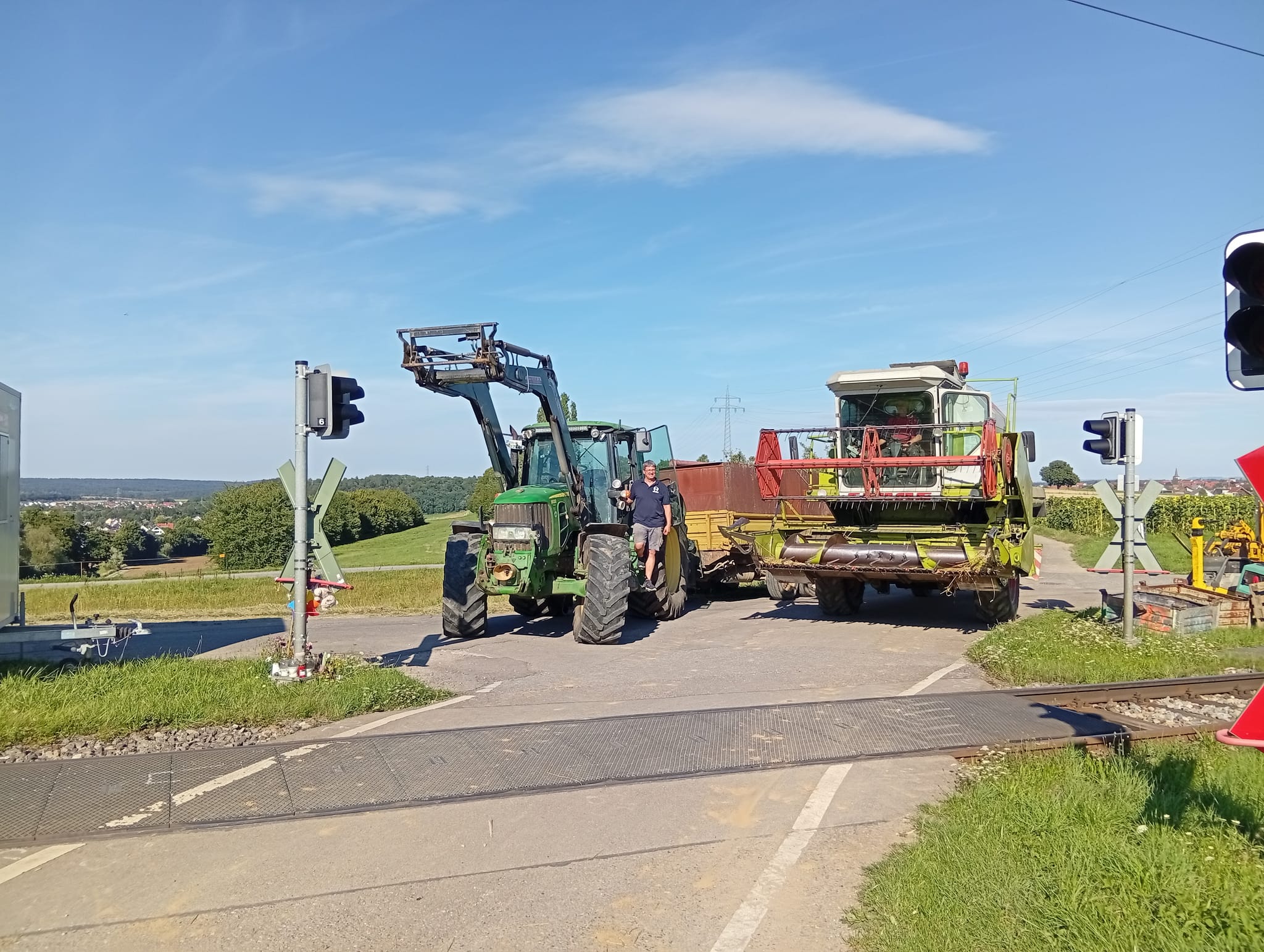 Wichtige Verbindungsstrecke: Martin Schmid hofft, dass der Bahnübergang während der Erntezeit in den nächsten Tagen für die Landwirte nicht gesperrt wird.