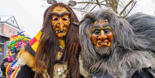 Böblinger Hästräger in ihren kunstvollen, schaurig-schönen Masken beim Fasnetsauftakt.