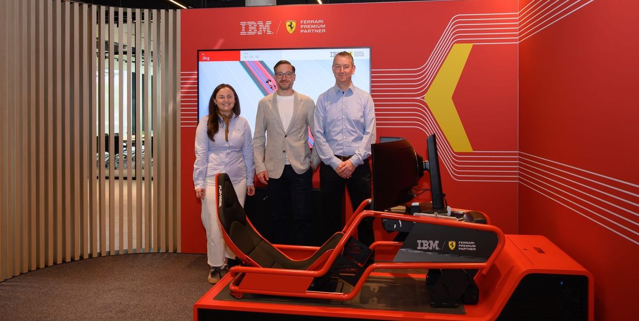 Lea Köninger, Jan Fode und Oliver Seifried (von links) am Ferrari-Fahrsimulator.