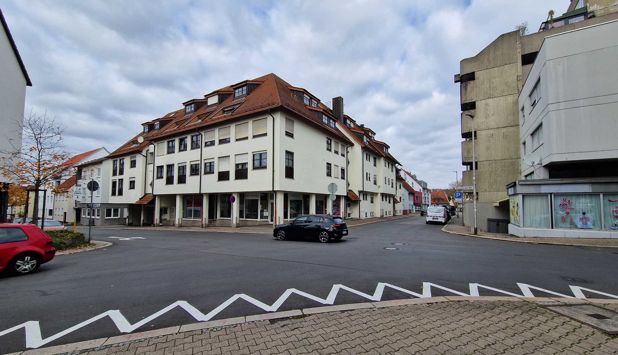 Laut einer SZ/BZ-Leserin herrscht mangels verfügbarer Schilder und Bodenmarkierungen an der Kreuzung Maichinger Straße / Wurmbergstraße / Grabenstraße Chaos.