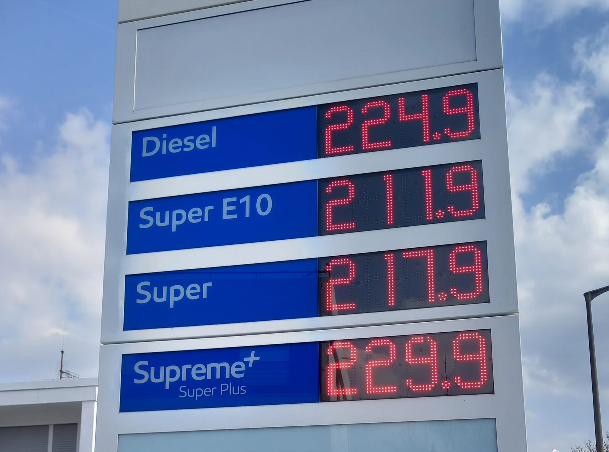Spritpreis-Anzeige zur Mittagszeit an einer Maichinger Tankstelle.