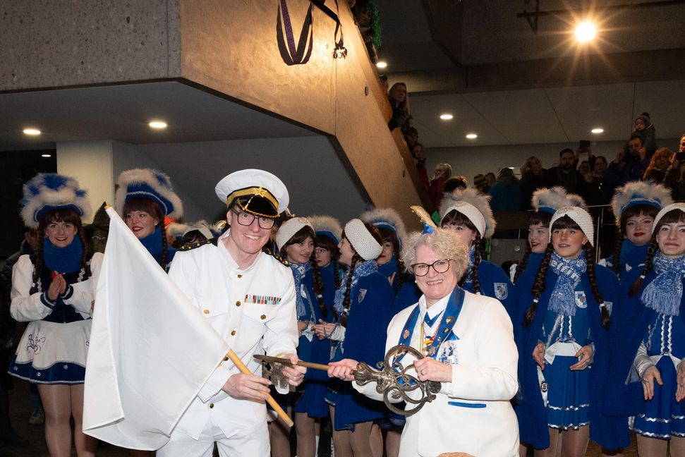 Uschi Zinser fordert von Kapitän Markus Kleemann den Schlüssel für das Sindelfinger Rathaus.