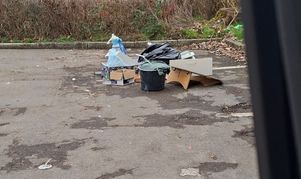 Wilder Müll gegenüber des Wertstoffhofs in der Schwertstraße.