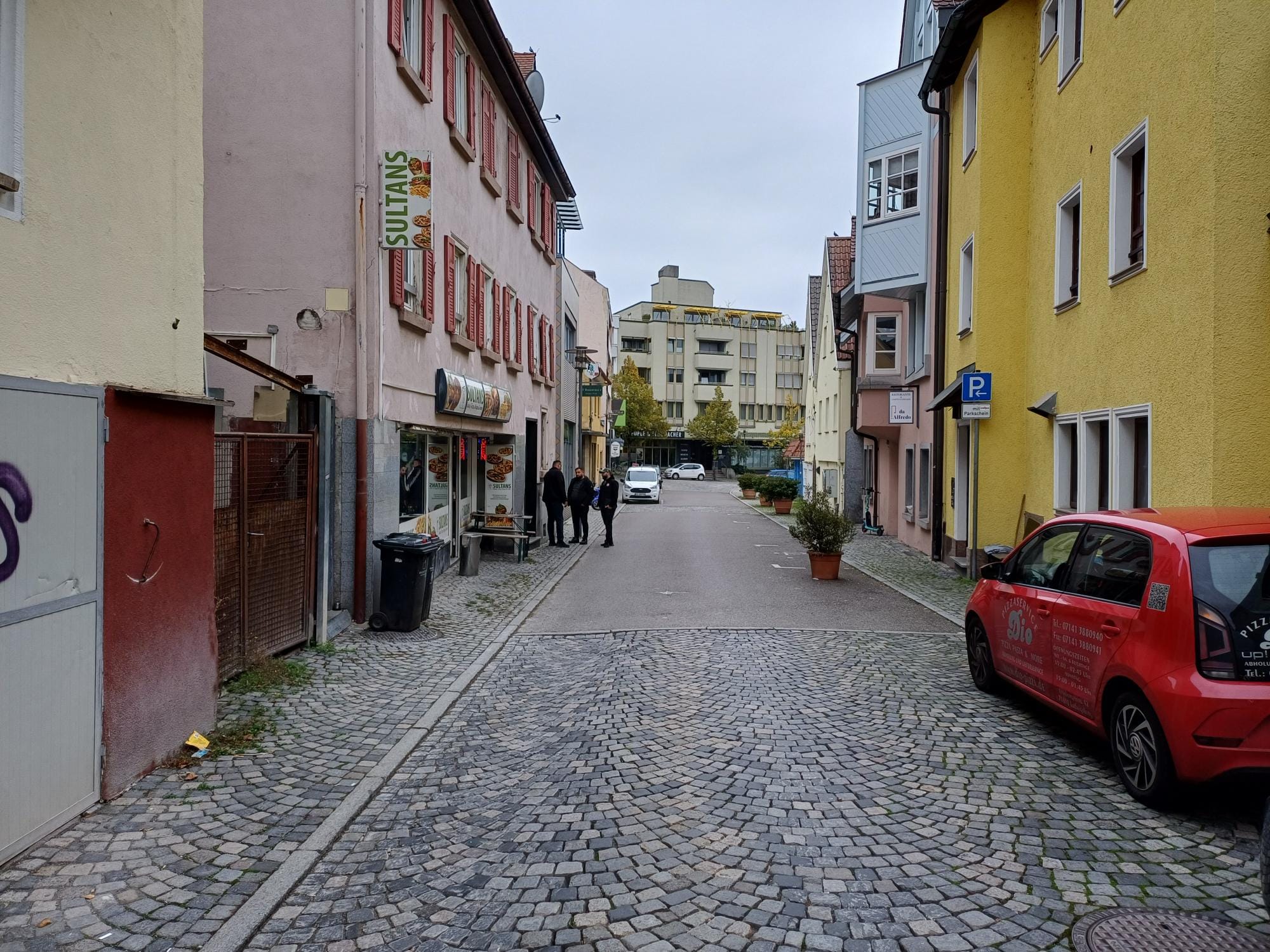 Nicht nur Häuser im Künstlerviertel sollten nach dem Wunsch der Bürgerinitiative saniert werden - laut Murat Ulu wird in der verkehrsberuhigten Breiten Gasse auch zu schnell gefahren.