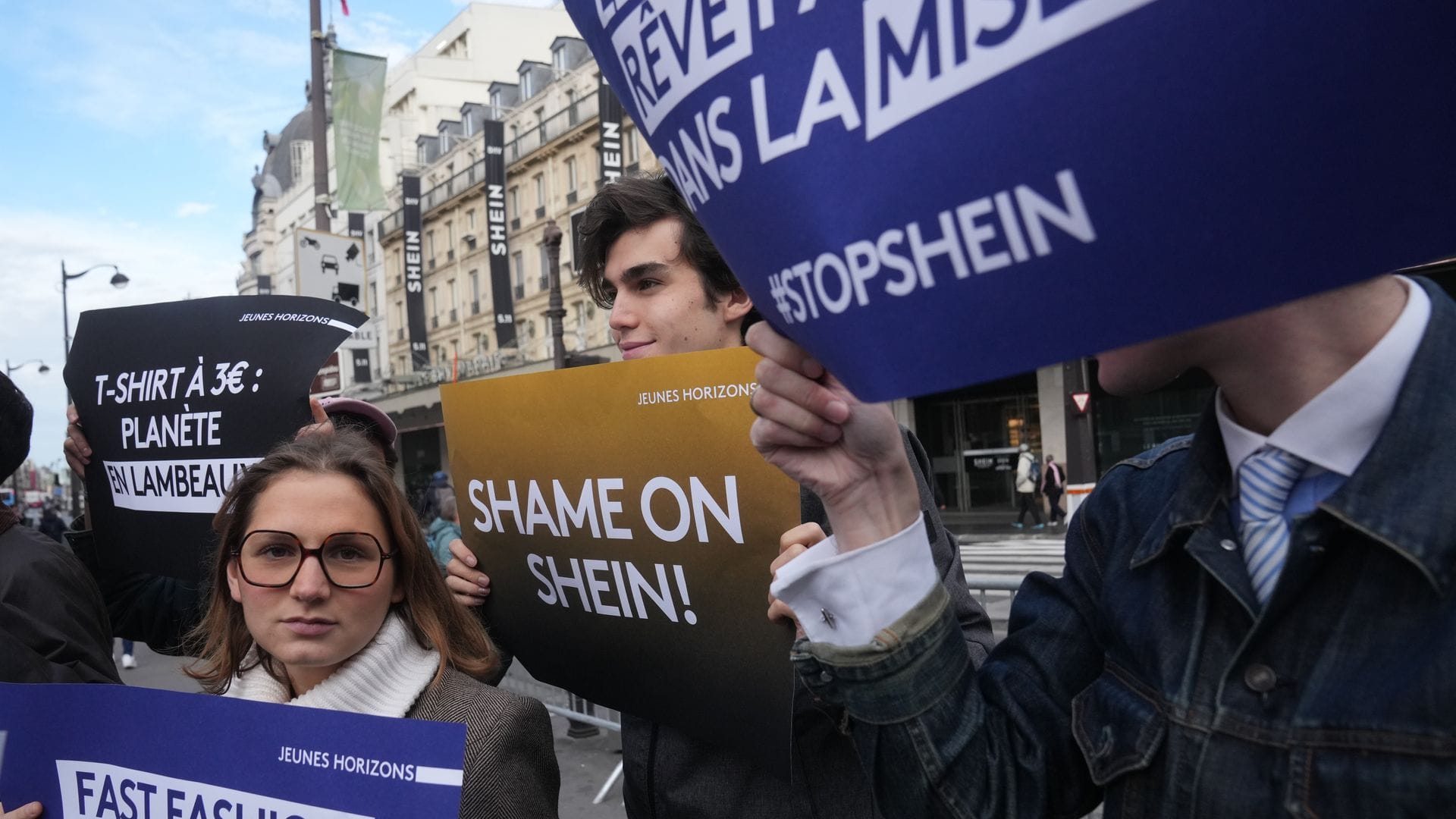 Neben interessierten Kunden kamen auch Demonstranten zur Shein-Eröffnung.