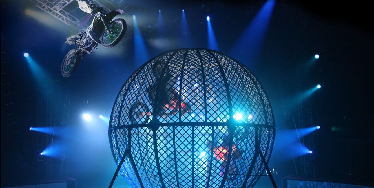 Auch waghalsige Motorrad-Action gehört zum aktuellen Programm.