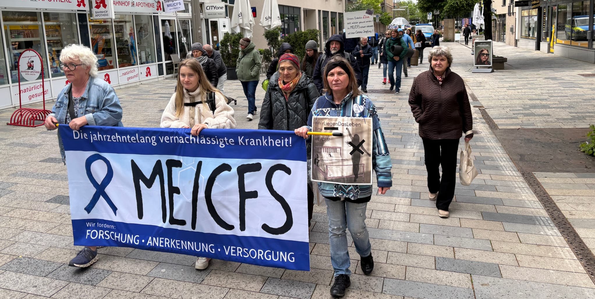 Die Teilnehmer der Demo gingen schweigend zum Elbenplatz.