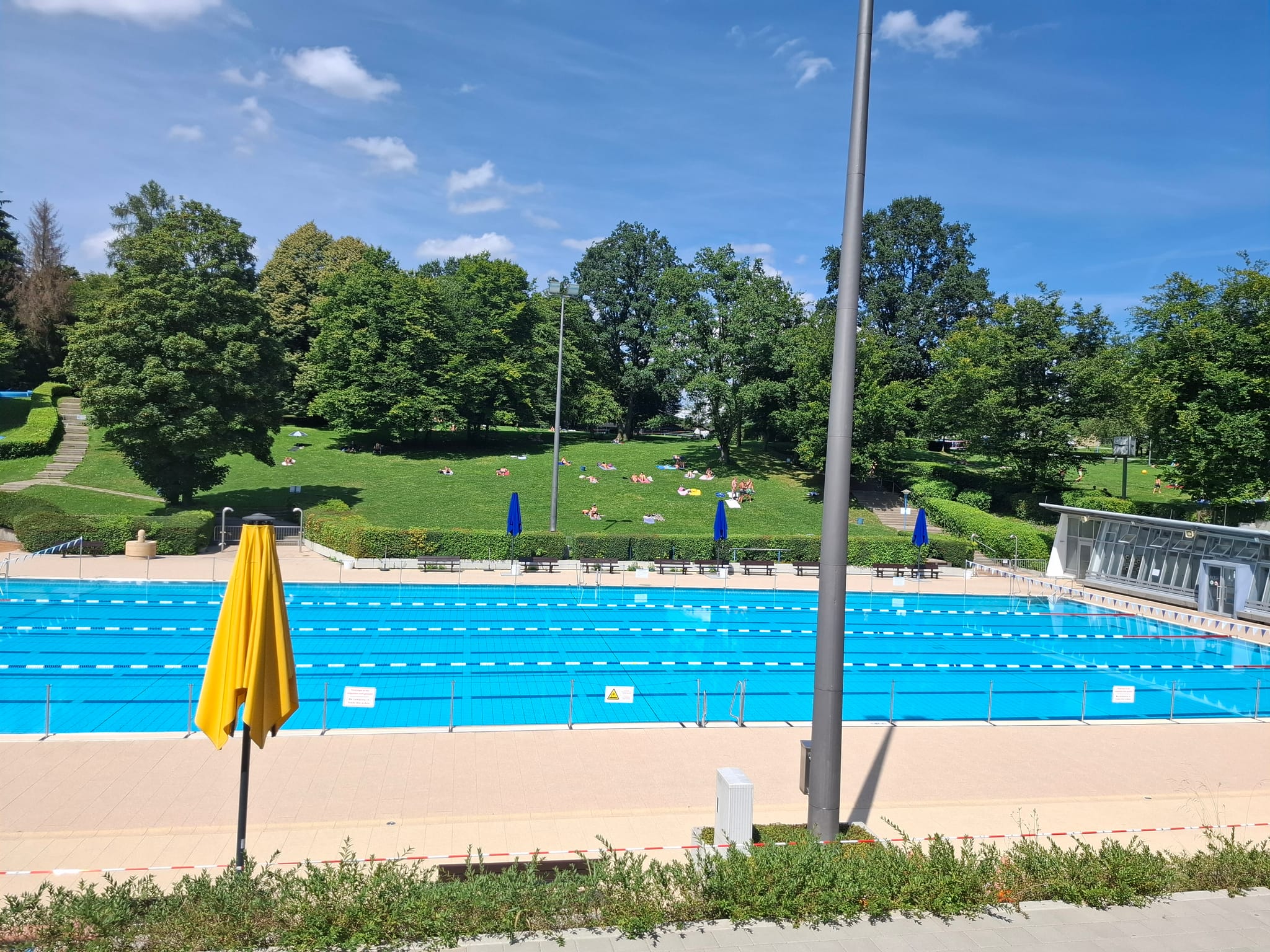 Bei bestem Wetter war das Sportbecken im Sindelfinger Freibad am Dienstag ab 14 Uhr wegen kurzfristigen Personalausfällen geschlossen. Ebenso die Rutsche und das Sprungbecken.