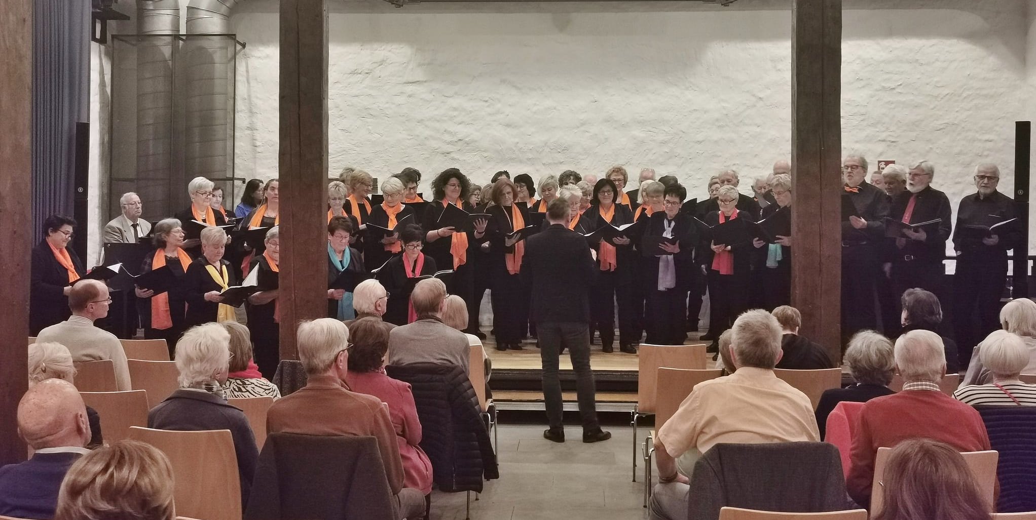 Alle Sänger beim Finale mit Chorleiter Hartmut Becker am Flügel und Chorleiter Clemens König beim Dirigieren.	Bild: Liederkranz Darmsheim