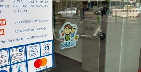 Dieser kleine Kleber zeigt Kindern, dass sie hier eine sichere Zuflucht finden.