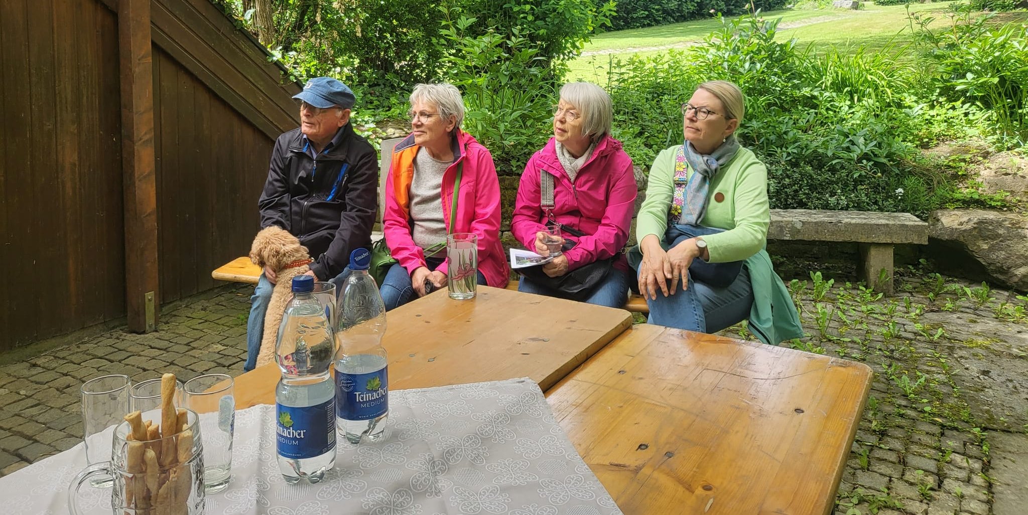Start der Entdeckungstour: In der Gemeinschaftslaube kommen die Teilnehmenden erstmals zusammen.