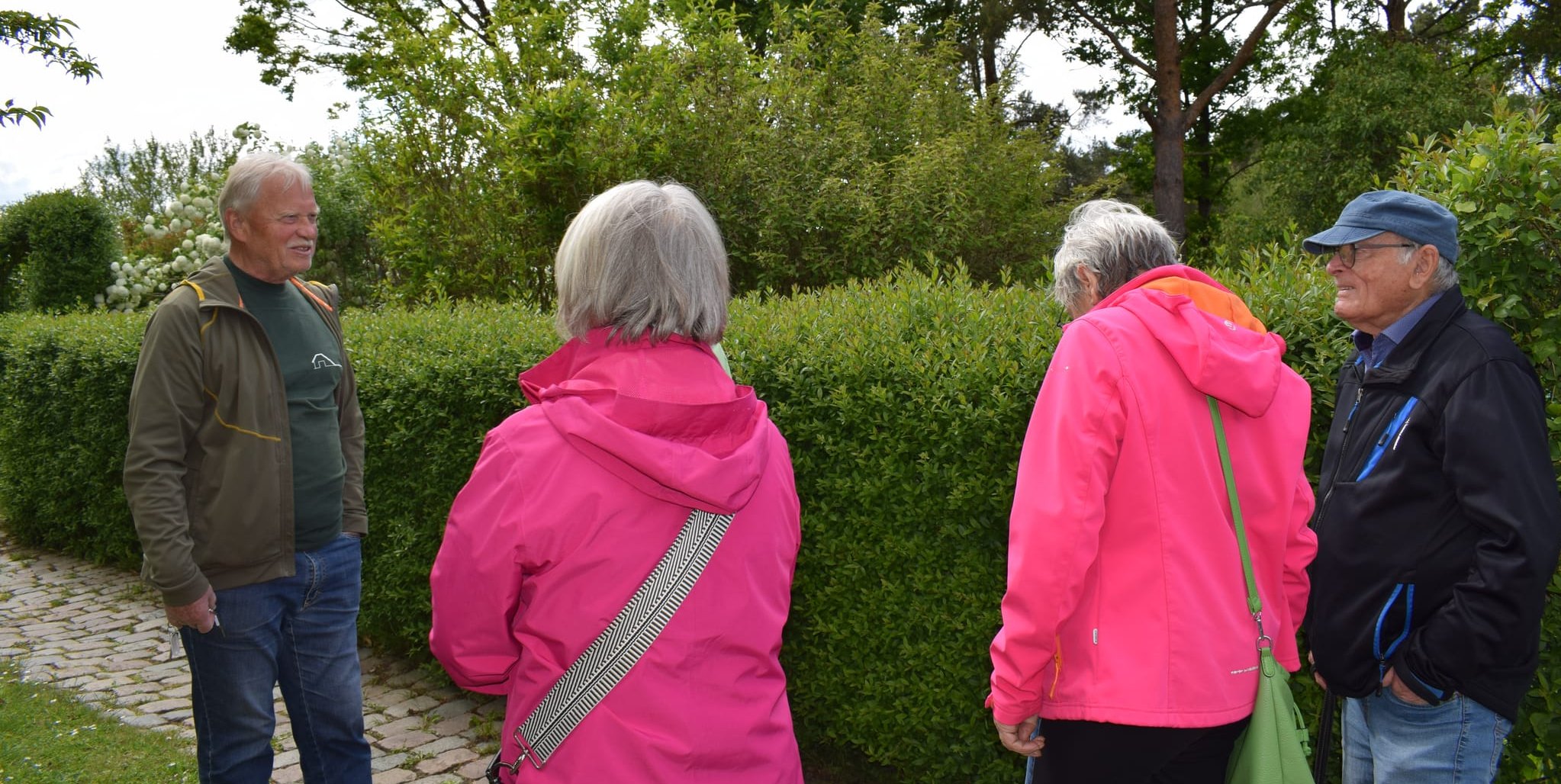 Mit Witz und vielen Anekdoten führt Rainer Martini durch die Anlage der Gartenfreunde Molte.