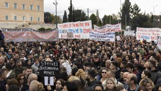 Tausende Menschen haben am Freitag vor dem griechischen Parlament demonstriert.