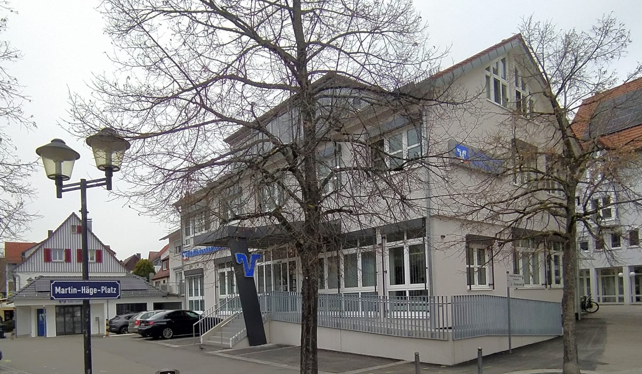 Die Raiffeisenbank Aidlingen hat in den letzten Monaten nicht nur ihre Fassade verändert, sondern das Haus auch umgebaut und einen barrierefreien Zugang angelegt.