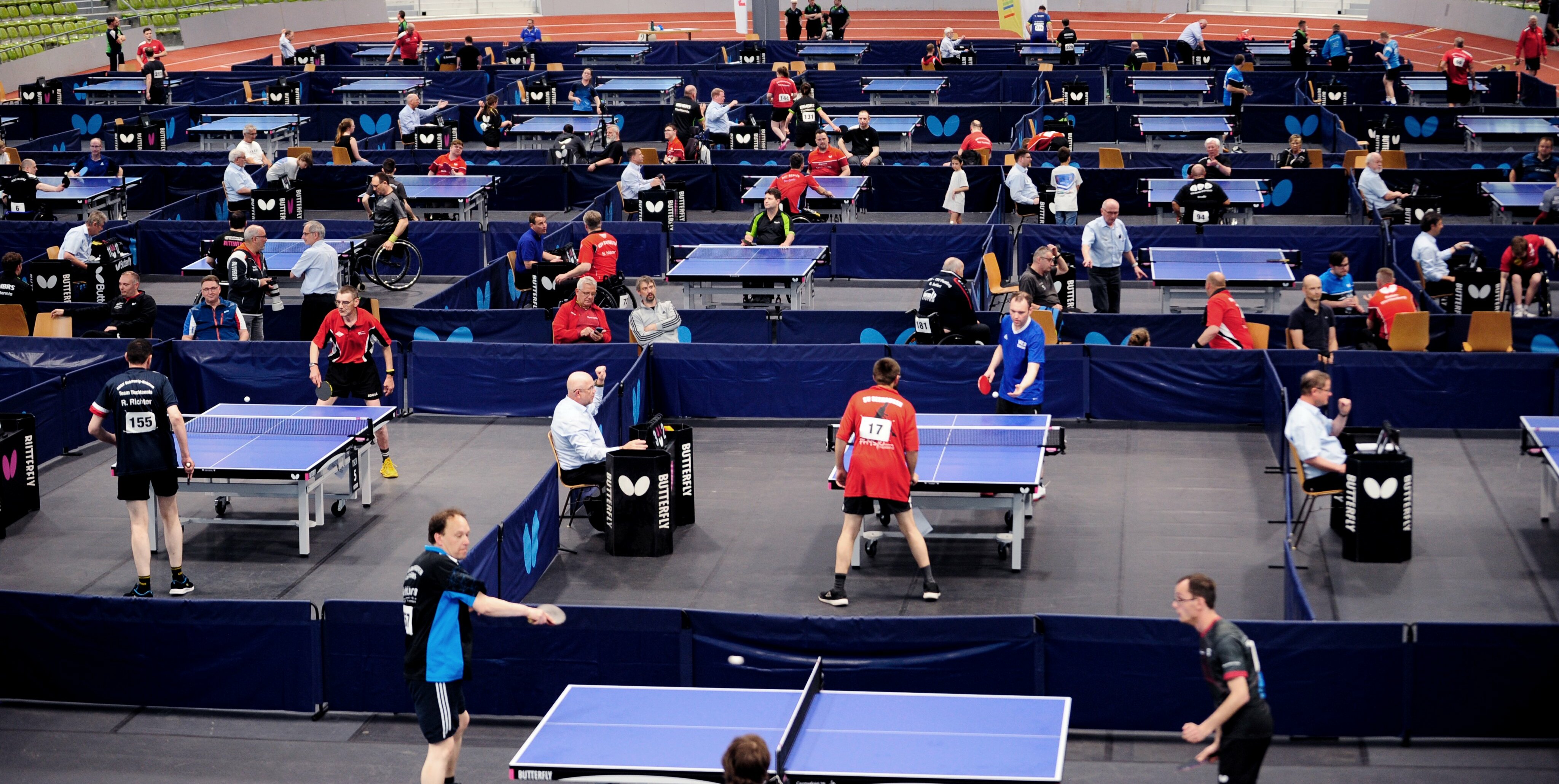 Platte an Platte: Die Para-Tischtennisspieler ermitteln im Glaspalast ihre Meister.Bild: Photostampe