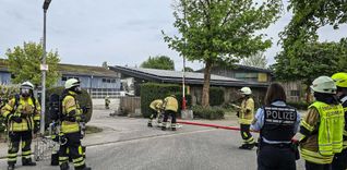 Feuerwehr und Polizei waren schnell am Unglücksort und konnten das Übergreifendes Feuers auf andere Gebäude verhindern.