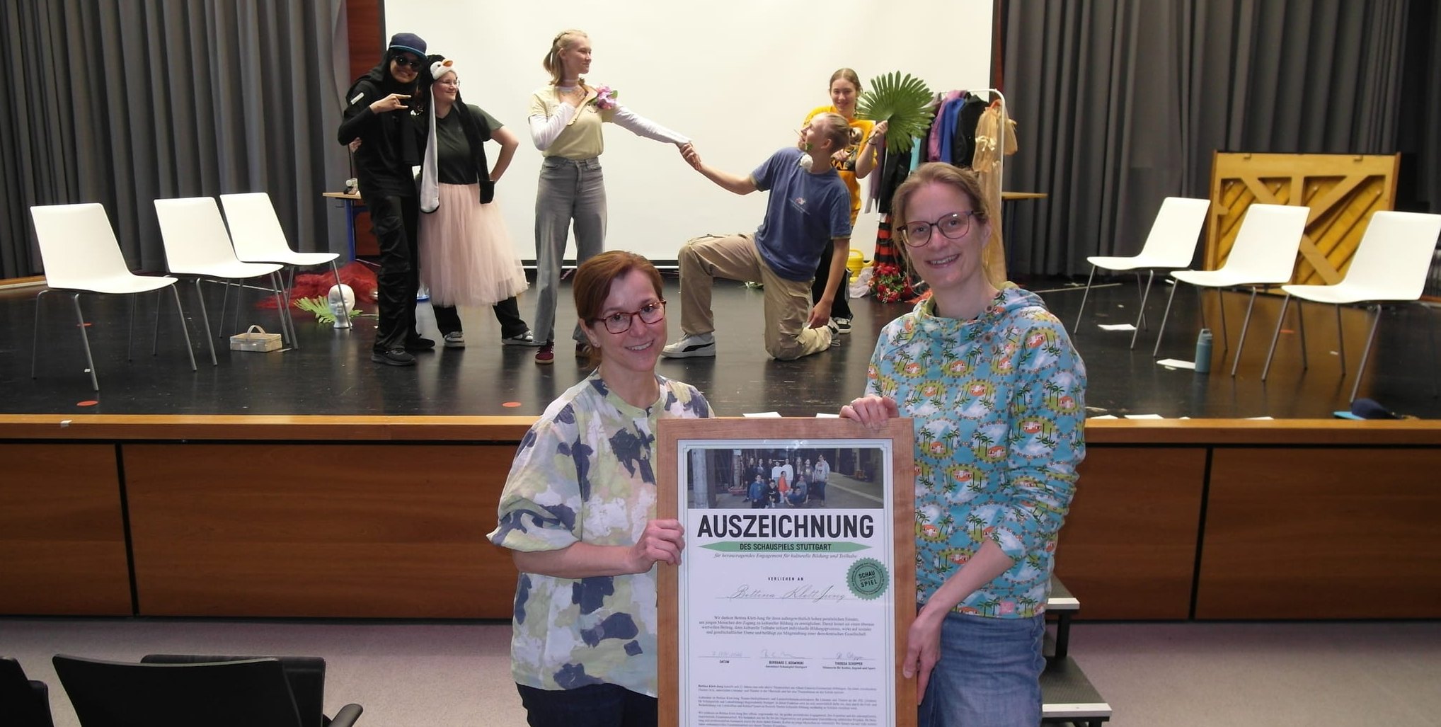 Bettina Klett-Jung und Anke Marx (von links) bei einer Improtheater-Probe in der Aula des Böblinger Albert-Einstein-Gymnasiums (AEG).