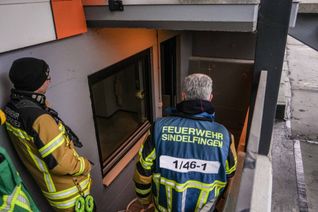 Mit einem Bohrer verschaffte sich die Sindelfinger Feuerwehr Zugang zu der Schmorstelle.