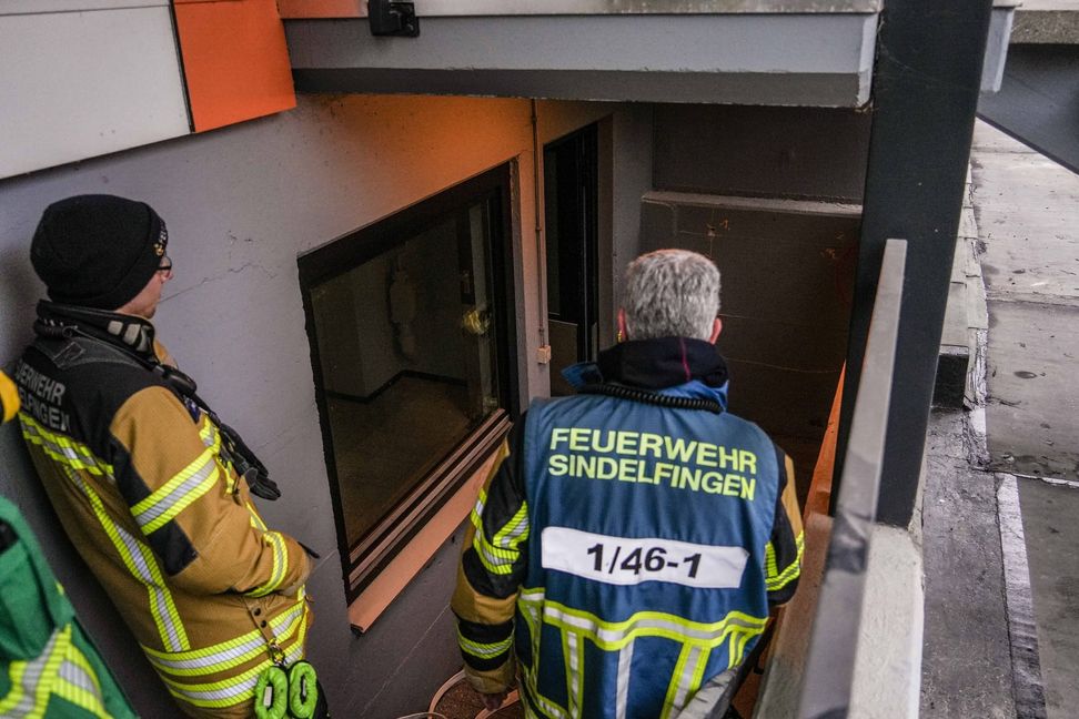 Mit einem Bohrer verschaffte sich die Sindelfinger Feuerwehr Zugang zu der Schmorstelle.