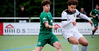 Max Horn (links) gelingt vor der Pause der zwischenzeitliche 1:1-Ausgleich für die Spvgg Holzgerlingen.