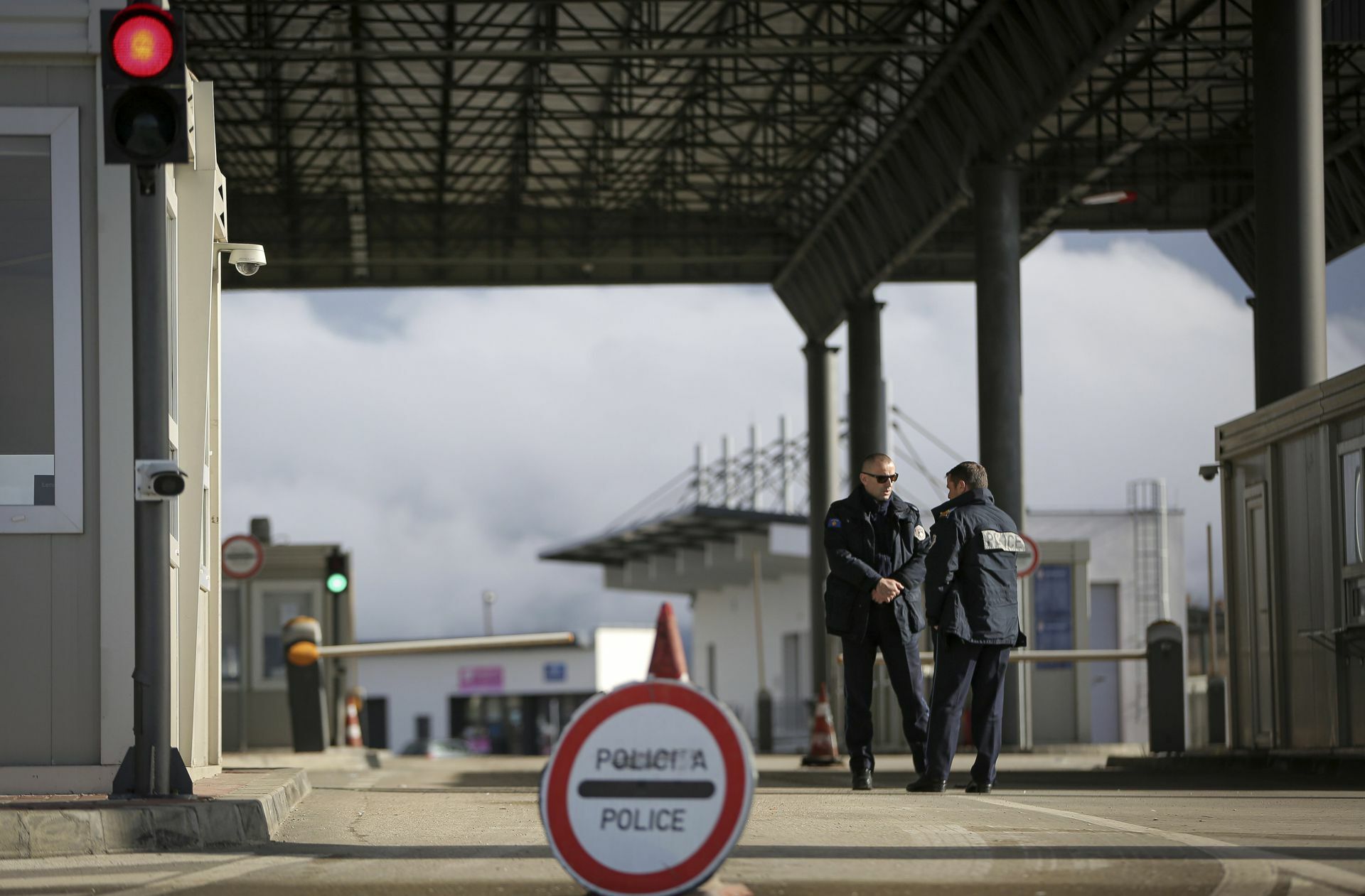 Vor dem Hintergrund anhaltender Spannungen ums Kosovo hat die Führung in Pristina den wichtigsten Grenzübergang nach Serbien nahe der Stadt Podujevo gesperrt.