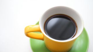 Das Koffein im Kaffee blockiert die Adenosin-Rezeptoren im Gehirn, wodurch man sich wacher und energiegeladener fühlt.