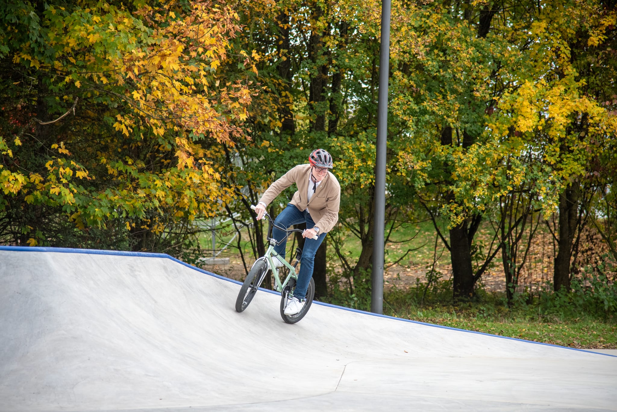 Auch Oberbürgermeister Markus Kleemann testet auf einem BMX-Rad die neue Anlage.