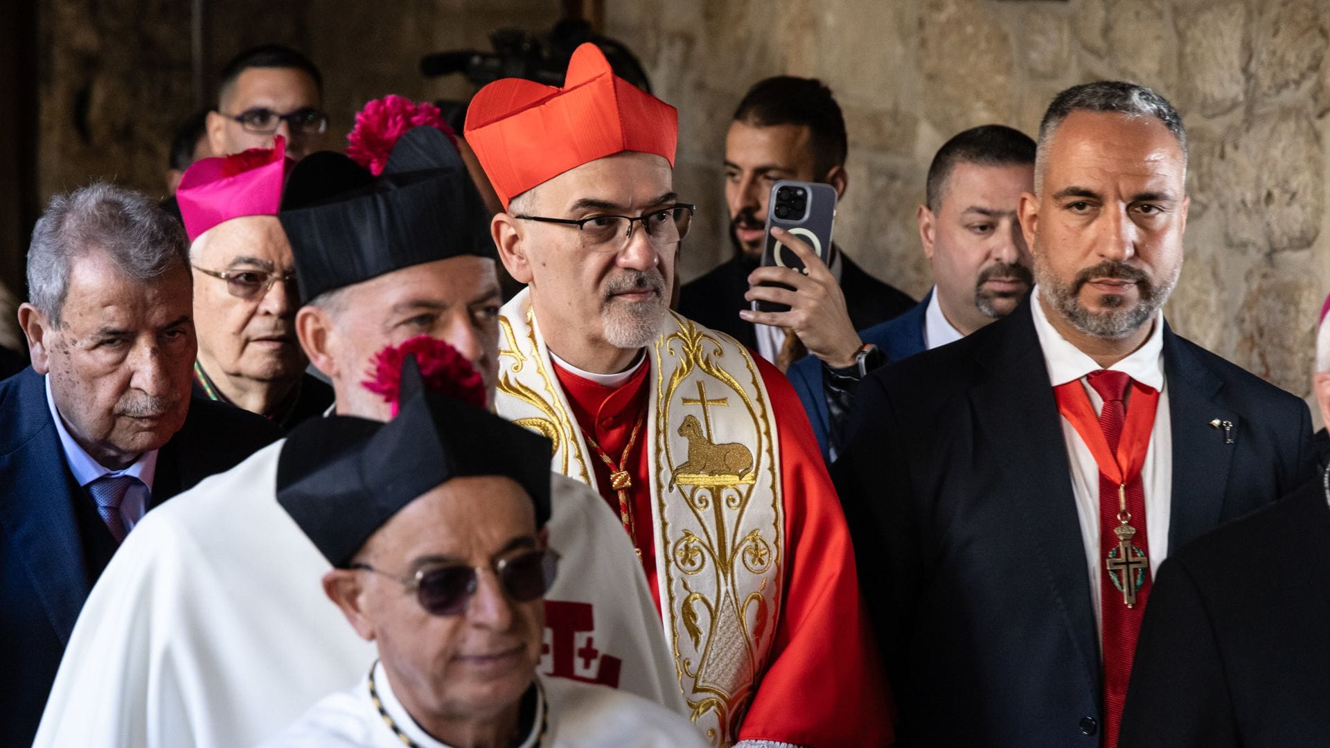 Kardinal Pierbattista Pizzaballa (m.), lateinischer Patriarch von Jerusalem, neben ihm Maher Canawati (r.), Bürgermeister von Bethlehem, beim Einzug in die Katharinenkirche an Heiligabend.