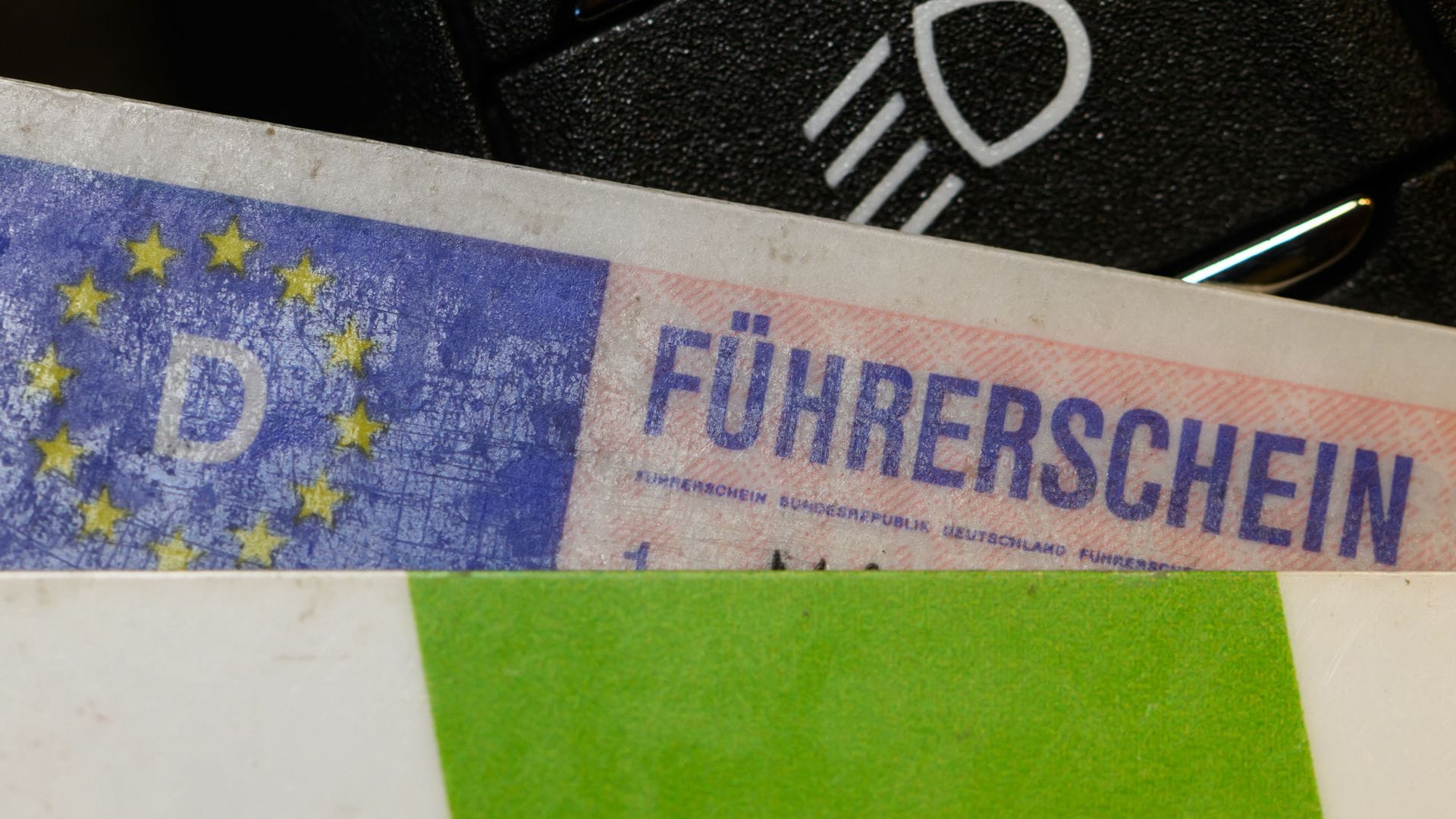 Einen Führerschein zu machen, soll für Fahrschülerinnen und Fahrschüler günstiger und flexibler werden.