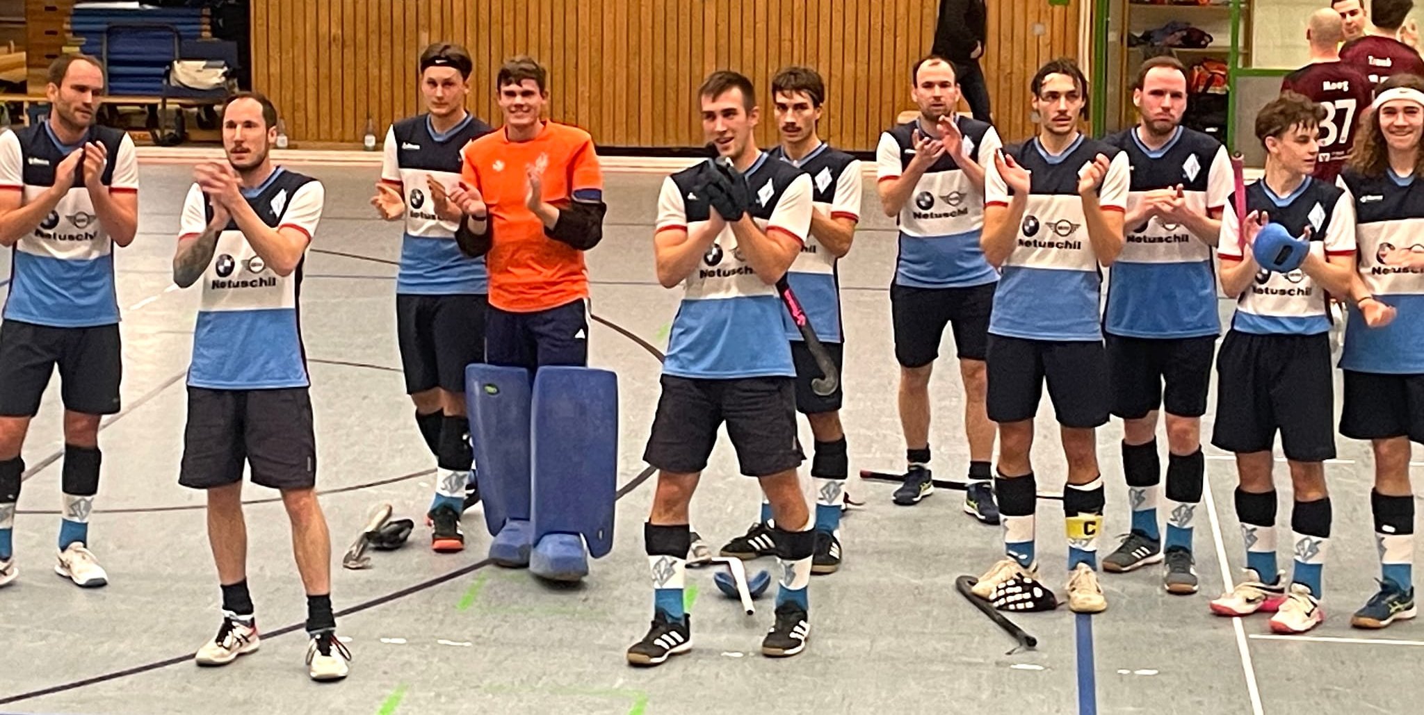 Das Team bedankt sich nach dem Spiel bei den mitgereisten Fans.Bild: Meyer