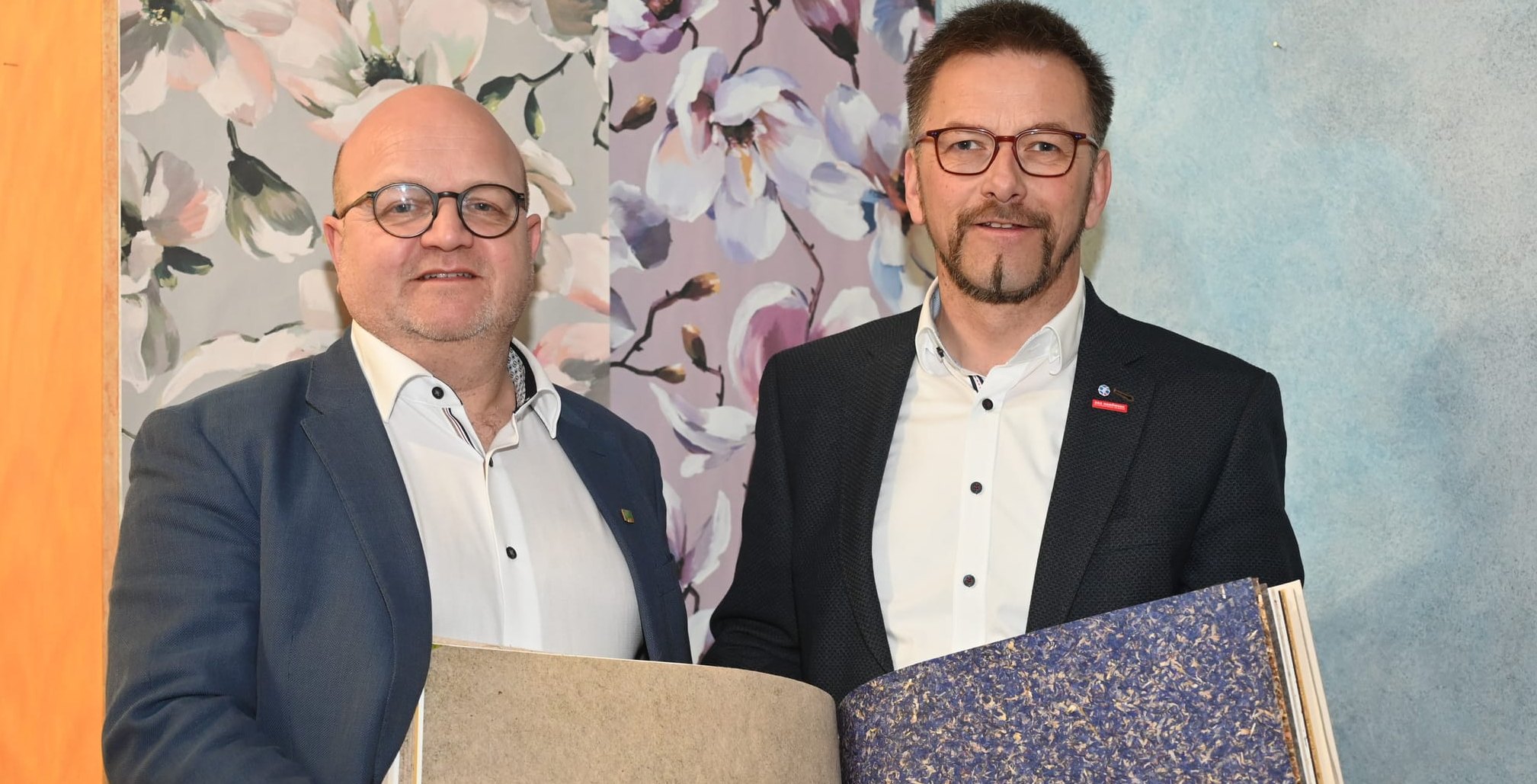 Mit ihrer Jahresbilanz präsentierte die Kreishandwerkerschaft Böblingen – von links Geschäftsführer Thomas Wagner und Kreishandwerksmeister Hartmut Nietsch – nicht nur Zahlen, sondern auch eine Innovation wie die Tapete Kornblumenblau und Forderungen an die Landespolitik.